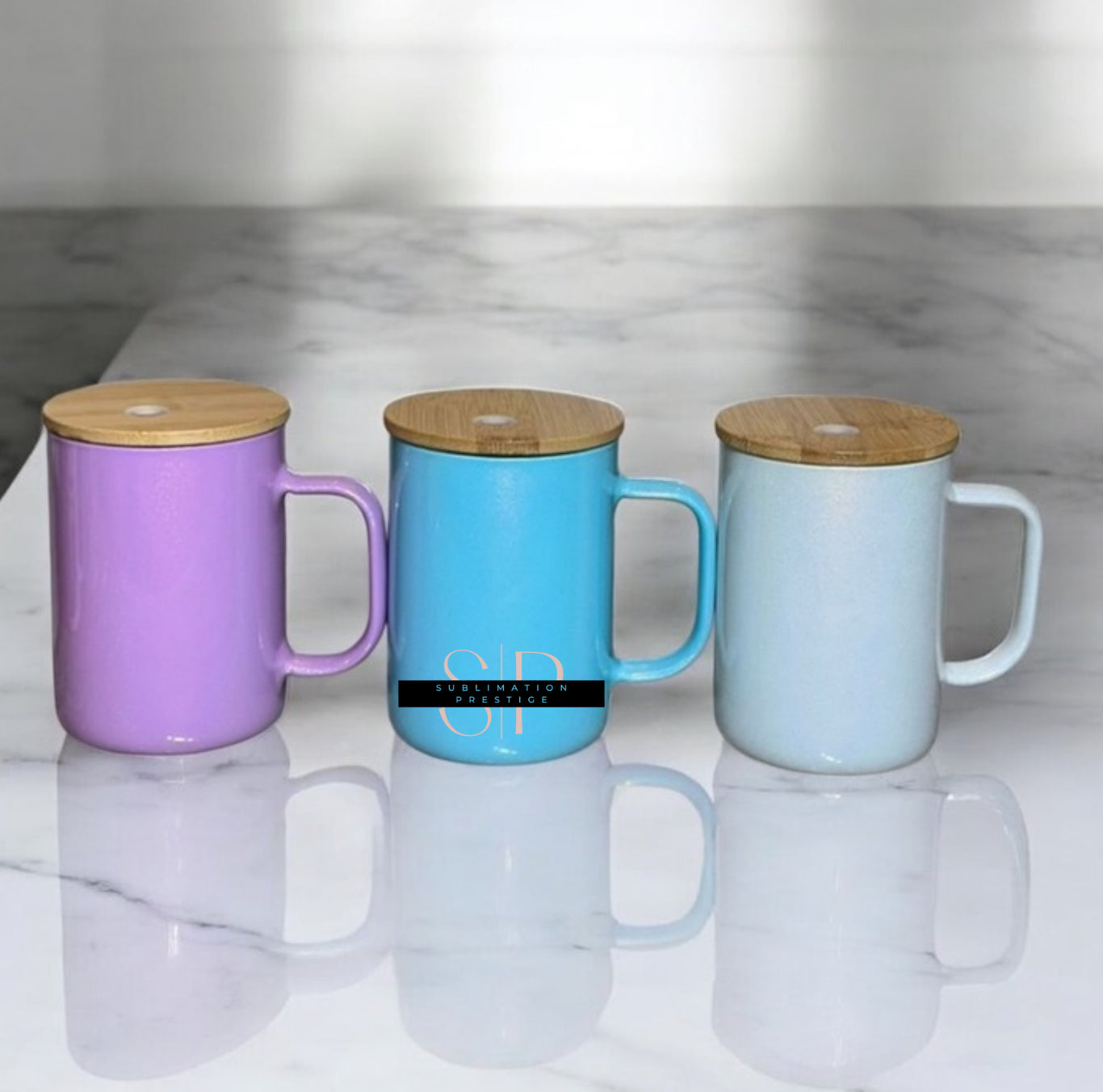 Tasse à café en verre brillant.