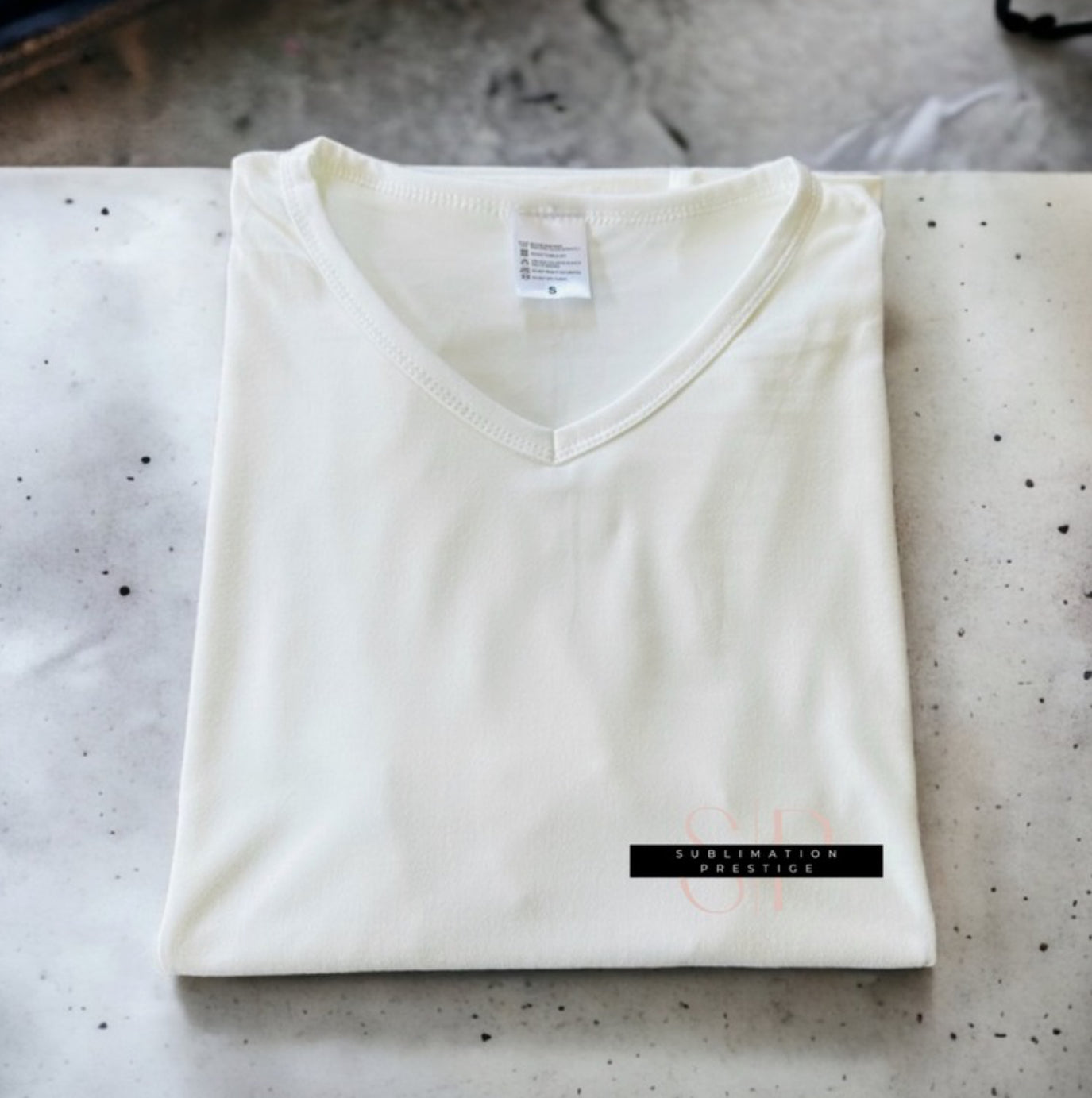 Chandail col en V blanc adulte 100% polyester . Pour sublimation.