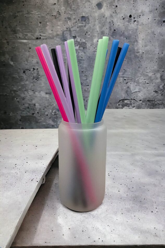 Lot de 13 pailles de plastique pour tumbler 20 onces. Couleur aléatoire.