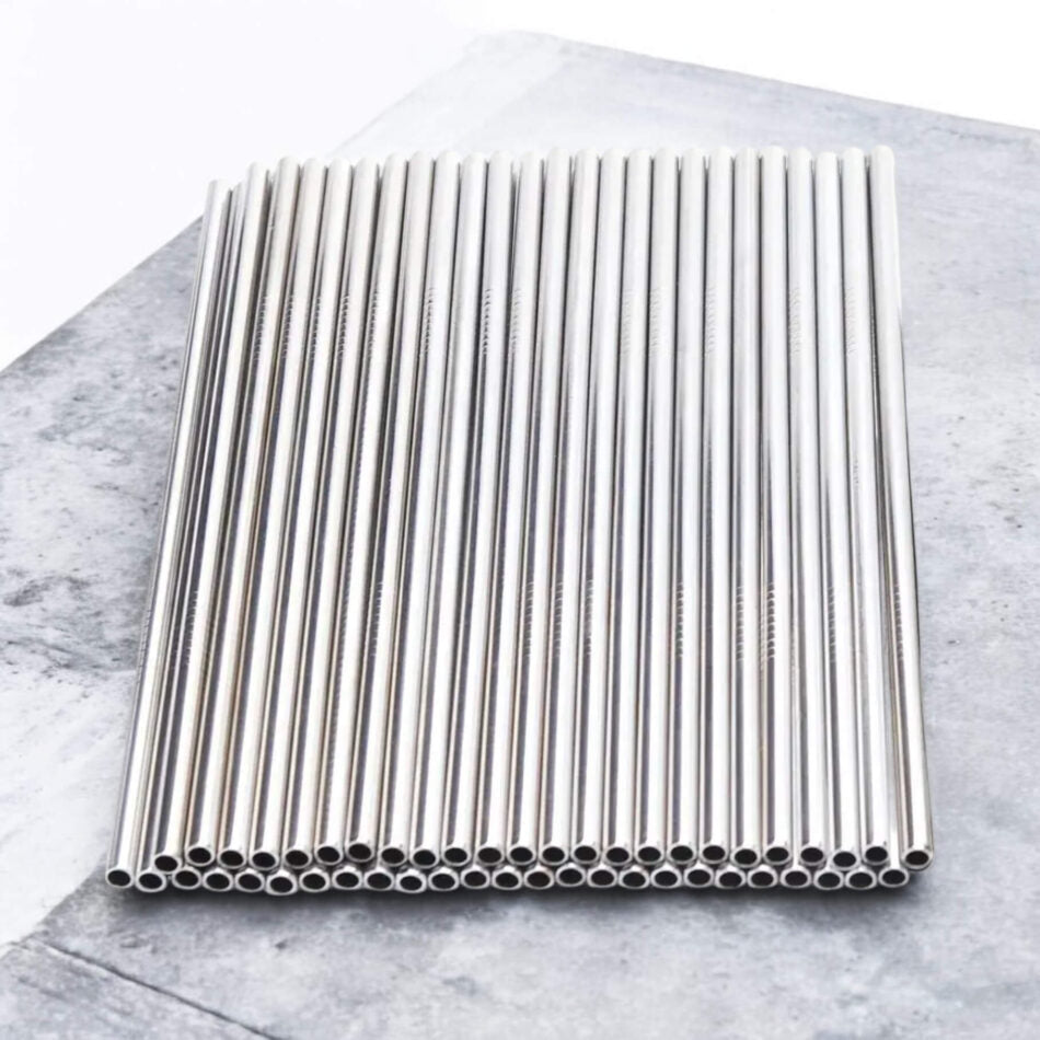 20 pailles de métal.